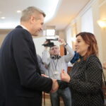 Spotkanie opłatkowe w kieleckim Ratuszu. Po lewej: Bogdan Wenta - prezydent Kielc  / Marzena Mąkosa / Radio Kielce