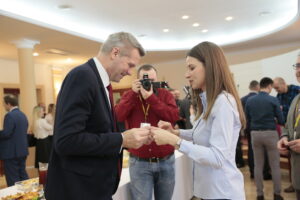 Spotkanie opłatkowe w kieleckim Ratuszu. Po lewej: Bogdan Wenta - prezydent Kielc / Marzena Mąkosa / Radio Kielce