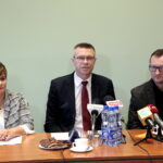 Konferencja prezydenta Bogdana Wenty. Na zdjęciu (od lewej): Danuta Papaj -Pełnomocnik Prezydenta ds. Finansów, Budżetu i Przedsiębiorczości, Bogdan Wenta - Prezydent Kielc i Paweł Gągorowski - Pełnomocnik Prezydenta ds. Prawnych i Nadzoru Właścicielskiego / Marzena Mąkosa / Radio Kielce