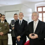 Otwarcie wystawy poświęconej udziałowi żołnierzy w misjach i operacjach wojskowych. Po prawej Krzysztof Lipiec - poseł PiS / Marzena Mąkosa / Radio Kielce