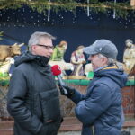 Szopka bożonarodzeniowa przy ulicy Sienkiewicza. Na zdjęciu: Piotr Zawadzki - Radio eM i Marcin Przemirski - Radio Kielce / Marzena Mąkosa / Radio Kielce