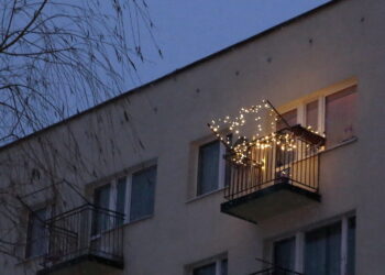 Oświetlony balkon / Marzena Mąkosa / Radio Kielce
