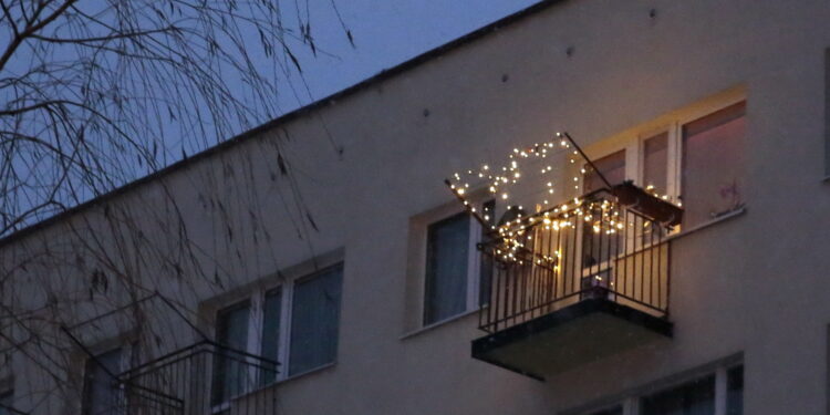 Oświetlony balkon / Marzena Mąkosa / Radio Kielce