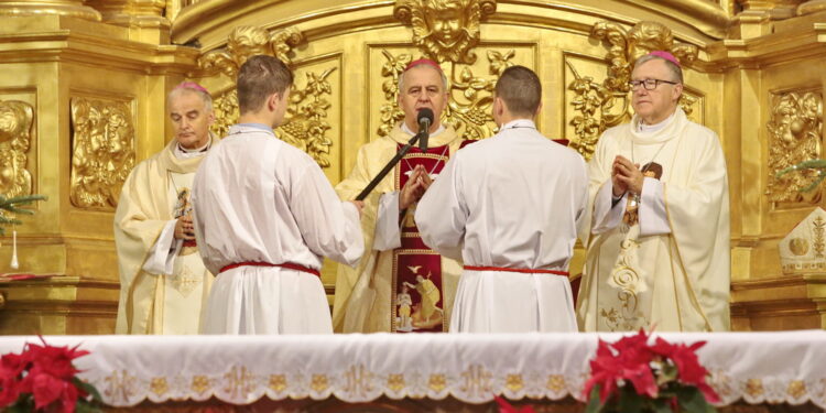 Msza święta w kieleckiej Katedrze. Na zdjęciu biskup Jan Piotrowski  / Marzena Mąkosa / Radio Kielce