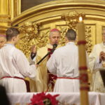 Msza święta w kieleckiej Katedrze. Na zdjęciu biskup Jan Piotrowski  / Marzena Mąkosa / Radio Kielce