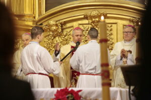 Msza święta w kieleckiej Katedrze. Na zdjęciu biskup Jan Piotrowski / Marzena Mąkosa / Radio Kielce