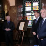 Przekazanie dokumentu podpisanego przez marszałka Józefa Piłsudskiego w Muzeum Narodowym w Kielcach. Na zdjęciu (od lewej): Marcin Perz - Prezes Zarządu SSE Starachowice, Krzysztof Lipiec - poseł PiS, Robert Kotowski - dyrektor Muzeum Narodowego w Kielcach i Andrzej Bętkowski - marszałek województwa świętokrzyskiego  / Marzena Mąkosa / Radio Kielce