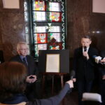 Przekazanie dokumentu podpisanego przez marszałka Józefa Piłsudskiego w Muzeum Narodowym w Kielcach. Na zdjęciu (od lewej): Marcin Perz - Prezes Zarządu SSE Starachowice, Krzysztof Lipiec - poseł PiS, Robert Kotowski - dyrektor Muzeum Narodowego w Kielcach i Andrzej Bętkowski - marszałek województwa świętokrzyskiego  / Marzena Mąkosa / Radio Kielce