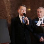 Przekazanie dokumentu podpisanego przez marszałka Józefa Piłsudskiego w Muzeum Narodowym w Kielcach. Na zdjęciu (od lewej): Robert Kotowski - dyrektor Muzeum Narodowego w Kielcach i Andrzej Bętkowski - marszałek województwa świętokrzyskiego / Marzena Mąkosa / Radio Kielce