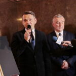 Przekazanie dokumentu podpisanego przez marszałka Józefa Piłsudskiego w Muzeum Narodowym w Kielcach. Na zdjęciu (od lewej): Robert Kotowski - dyrektor Muzeum Narodowego w Kielcach i Andrzej Bętkowski - marszałek województwa świętokrzyskiego / Marzena Mąkosa / Radio Kielce