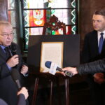 Przekazanie dokumentu podpisanego przez marszałka Józefa Piłsudskiego w Muzeum Narodowym w Kielcach. Na zdjęciu (od lewej): Krzysztof Lipiec - poseł PiS i Robert Kotowski - dyrektor Muzeum Narodowego w Kielcach  / Marzena Mąkosa / Radio Kielce