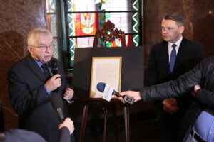 Przekazanie dokumentu podpisanego przez marszałka Józefa Piłsudskiego w Muzeum Narodowym w Kielcach. Na zdjęciu (od lewej): Krzysztof Lipiec - poseł PiS i Robert Kotowski - dyrektor Muzeum Narodowego w Kielcach / Marzena Mąkosa / Radio Kielce