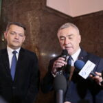 Przekazanie dokumentu podpisanego przez marszałka Józefa Piłsudskiego w Muzeum Narodowym w Kielcach. Na zdjęciu (od lewej): Robert Kotowski - dyrektor Muzeum Narodowego w Kielcach i Andrzej Bętkowski - marszałek województwa świętokrzyskiego / Marzena Mąkosa / Radio Kielce