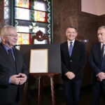 Przekazanie dokumentu podpisanego przez marszałka Józefa Piłsudskiego w Muzeum Narodowym w Kielcach. Na zdjęciu (od lewej): Krzysztof Lipiec - poseł PiS, Robert Kotowski - dyrektor Muzeum Narodowego w Kielcach i Andrzej Bętkowski - marszałek województwa świętokrzyskiego / Marzena Mąkosa / Radio Kielce