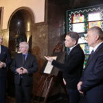 Przekazanie dokumentu podpisanego przez marszałka Józefa Piłsudskiego w Muzeum Narodowym w Kielcach. Na zdjęciu (od lewej): Marcin Perz - Prezes Zarządu SSE Starachowice, Krzysztof Lipiec - poseł PiS, Robert Kotowski - dyrektor Muzeum Narodowego w Kielcach i Andrzej Bętkowski - marszałek województwa świętokrzyskiego / Marzena Mąkosa / Radio Kielce