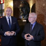 Przekazanie dokumentu podpisanego przez marszałka Józefa Piłsudskiego w Muzeum Narodowym w Kielcach. Na zdjęciu (od lewej): Marcin Perz - Prezes Zarządu SSE Starachowice i Krzysztof Lipiec - poseł PiS / Marzena Mąkosa / Radio Kielce