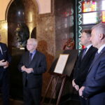 Przekazanie dokumentu podpisanego przez marszałka Józefa Piłsudskiego w Muzeum Narodowym w Kielcach. Na zdjęciu (od lewej): Marcin Perz - Prezes Zarządu SSE Starachowice, Krzysztof Lipiec - poseł PiS, Robert Kotowski - dyrektor Muzeum Narodowego w Kielcach i Andrzej Bętkowski - marszałek województwa świętokrzyskiego / Marzena Mąkosa / Radio Kielce