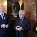 Przekazanie dokumentu podpisanego przez marszałka Józefa Piłsudskiego w Muzeum Narodowym w Kielcach. Na zdjęciu (od lewej): Marcin Perz - Prezes Zarządu SSE Starachowice i Krzysztof Lipiec - poseł PiS / Marzena Mąkosa / Radio Kielce