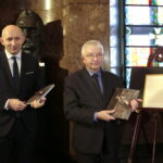 Przekazanie dokumentu podpisanego przez marszałka Józefa Piłsudskiego w Muzeum Narodowym w Kielcach. Na zdjęciu (od lewej): Marcin Perz - Prezes Zarządu SSE Starachowice i Krzysztof Lipiec - poseł PiS / Marzena Mąkosa / Radio Kielce