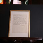 Przekazanie dokumentu podpisanego przez marszałka Józefa Piłsudskiego w Muzeum Narodowym w Kielcach. Dokument / Marzena Mąkosa / Radio Kielce