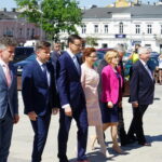 Premier Mateusz Morawiecki z wizytą w regionie świętokrzyskim. Premier składa kwiaty pod pomnikiem Marszałka Józefa Piłsudskiego / Mateusz Kaczmarczyk / Radio Kielce
