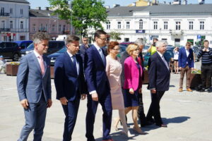 Premier Mateusz Morawiecki z wizytą w regionie świętokrzyskim. Premier składa kwiaty pod pomnikiem Marszałka Józefa Piłsudskiego / Mateusz Kaczmarczyk / Radio Kielce