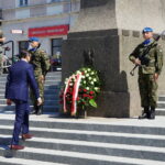 Premier Mateusz Morawiecki z wizytą w regionie świętokrzyskim. Premier składa kwiaty pod pomnikiem Marszałka Józefa Piłsudskiego / Mateusz Kaczmarczyk / Radio Kielce