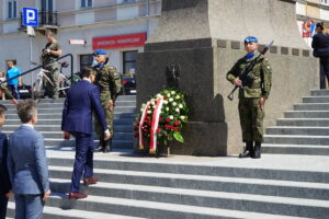 Premier Mateusz Morawiecki z wizytą w regionie świętokrzyskim. Premier składa kwiaty pod pomnikiem Marszałka Józefa Piłsudskiego / Mateusz Kaczmarczyk / Radio Kielce