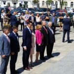 Premier Mateusz Morawiecki z wizytą w regionie świętokrzyskim. Premier składa kwiaty pod pomnikiem Marszałka Józefa Piłsudskiego / Mateusz Kaczmarczyk / Radio Kielce