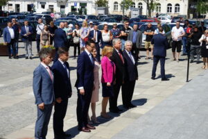 Premier Mateusz Morawiecki z wizytą w regionie świętokrzyskim. Premier składa kwiaty pod pomnikiem Marszałka Józefa Piłsudskiego / Mateusz Kaczmarczyk / Radio Kielce