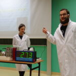 Naukowcy Akademii Górniczo-Hutniczej w opatowskim liceum / Emilia Sitarska / Radio Kielce