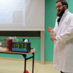 Naukowcy Akademii Górniczo-Hutniczej w opatowskim liceum / Emilia Sitarska / Radio Kielce