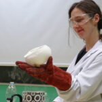 Naukowcy Akademii Górniczo-Hutniczej w opatowskim liceum / Emilia Sitarska / Radio Kielce