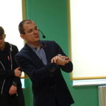 Naukowcy Akademii Górniczo-Hutniczej w opatowskim liceum. Na zdjęciu dr inż. Paweł Janowski z Wydziału Fizyki i Informatyki Stosowanej AGH w Krakowie / Emilia Sitarska / Radio Kielce