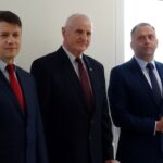 Baćkowice. Otwarcie Domu Pomocy Społecznej. Od lewej wicewojewoda Bartłomiej Dorywalski, Marek Jońca - członek zarządu województwa, przewodniczący Rady Gminy w Baćkowicach Krzysztof Grzyb / Emilia Sitarska / Radio Kielce