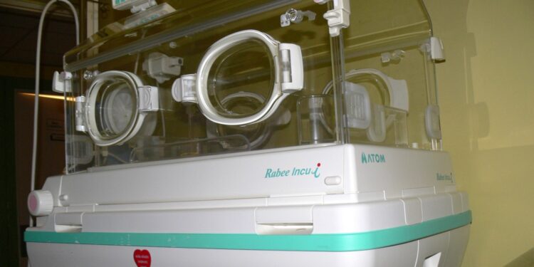 Jeden z inkubatorów którym obecnie dysponuje oddział neonatologii w sandomierskim szpitalu. / Grażyna Szlęzak - Wójcik / Radio Kielce