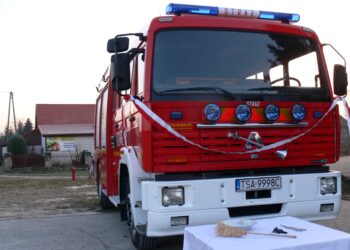 Przekazanie wozu strażackiego dla OSP w Krzcinie / Grażyna Szlęzak - Wójcik / Radio Kielce