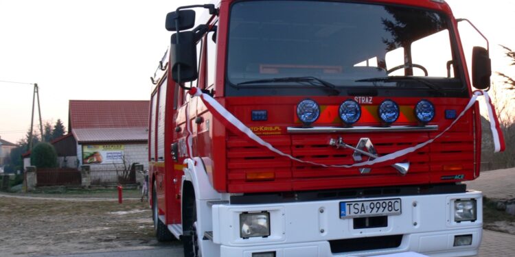 Przekazanie wozu strażackiego dla OSP w Krzcinie / Grażyna Szlęzak - Wójcik / Radio Kielce