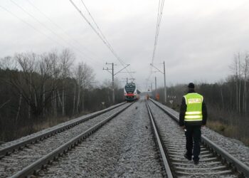 Tragiczny wypadek w Ludyni. Młody mężczyzna został śmiertelnie potrącony przez pociąg osobowy / KPP Włoszczowa