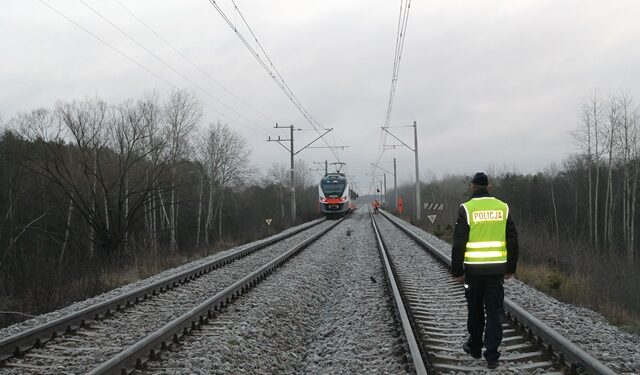 Tragiczny wypadek w Ludyni. Młody mężczyzna został śmiertelnie potrącony przez pociąg osobowy / KPP Włoszczowa
