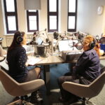 Choinka pod choinkę. Drugi dzień akcji. Na zdjęciu: Monika Miller - Radio Kielce i asp. sztab. Małgorzata Sałapa-Bazak / Paweł Solarz / Radio Kielce