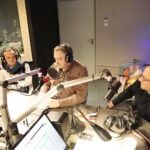 Piąty dzień akcji „Choinka pod choinkę". Ojciec Krzysztof Jamroży z klasztoru na Świętym Krzyżu po prawej / Marzena Mąkosa / Radio Kielce