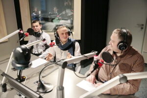 Piąty dzień akcji „Choinka pod choinkę". Po prawej Daniel Lenart - Radio Kielce / Marzena Mąkosa / Radio Kielce