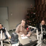 Piąty dzień akcji „Choinka pod choinkę". Po prawej: ojciec Krzysztof Jamroży z klasztoru na Świętym Krzyżu / Marzena Mąkosa / Radio Kielce