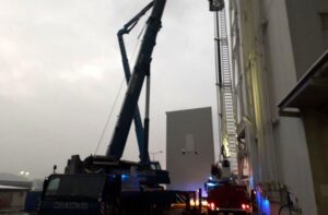 Dwie osoby, zostały uwięzione na wysokości około 30 metrów nad ziemią w Leszczach w powiecie pińczowskim / KP PSP Pińczów