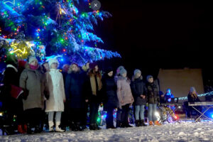 Mieszkańcy powiatu opatowskiego nagrali własną wersję świątecznej piosenki „Przekażmy sobie znak pokoju” / archiwum