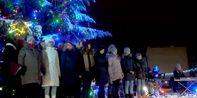 Mieszkańcy powiatu opatowskiego nagrali własną wersję świątecznej piosenki „Przekażmy sobie znak pokoju” / archiwum