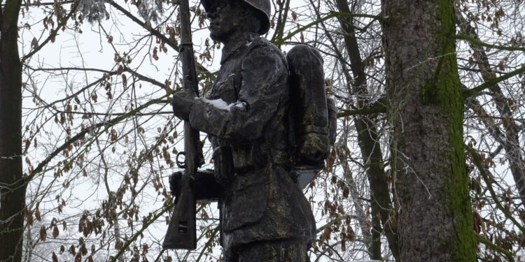 Odsłonięcie pomnika Żołnierza Polskiego przy ul. Parkowej / Emilia Sitarska / Radio Kielce