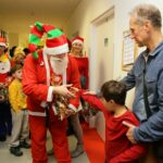 06.12.2016 Kielce. Święty Mikołaj odwiedził małych pacjentów w Świętokrzyskim Centrum Pediatrii / Wojciech Habdas / Radio Kielce