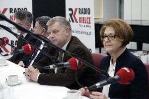 Świąteczne Studio Polityczne Radia Kielce. Na zdjęciu: Maria Zuba, poseł Prawa i Sprawiedliwości i Jarosław Rusiecki, senator Prawa i Sprawiedliwości / Robert Felczak / Radio Kielce